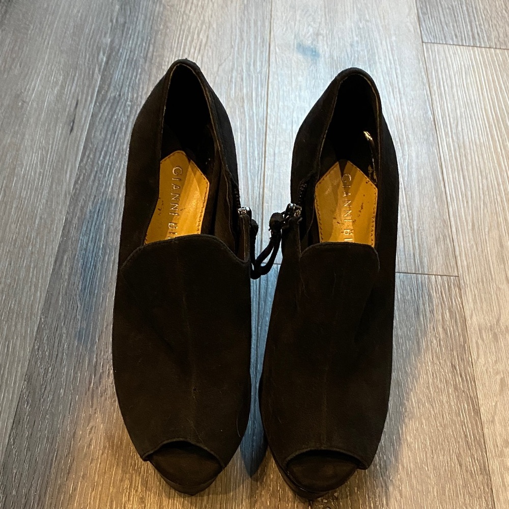 Gianni Bini Black Peep-Toe Heels